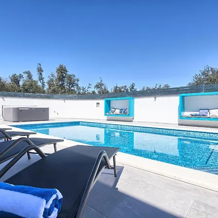 Вилла Vallelunga Пула